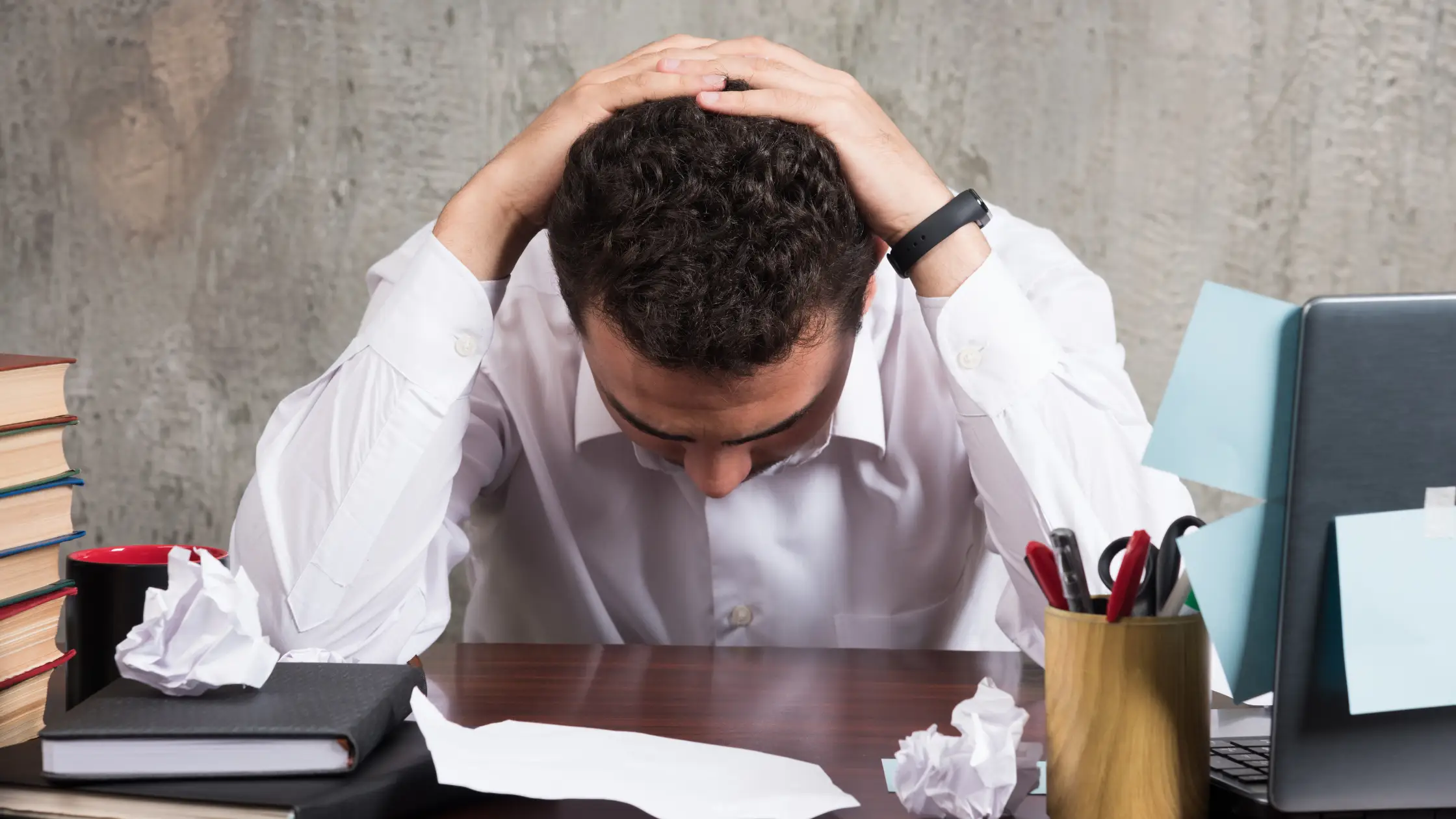 Burnout laboral: síntomas, fases y cómo recuperarse del agotamiento profesional